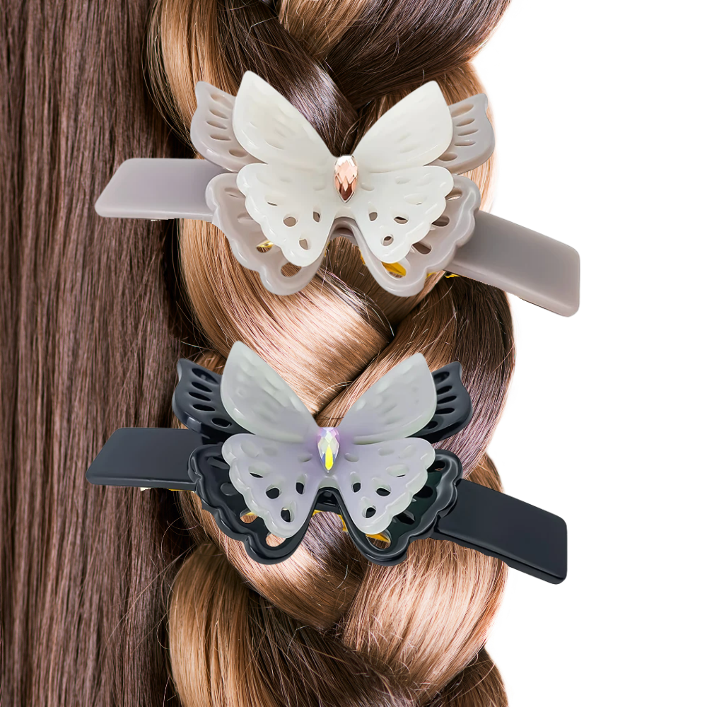 femme cheveux tressés porte 2 barrettes papillons gris noir