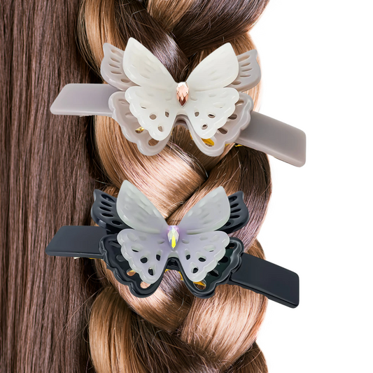 femme cheveux tressés porte 2 barrettes papillons gris noir
