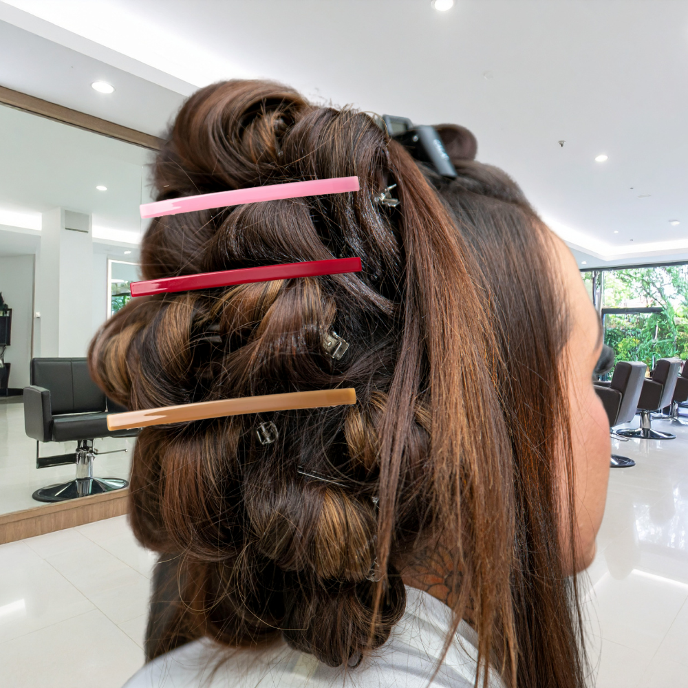 femme chez coiffeuse porte barrette cheveux femme rose rouge caramel