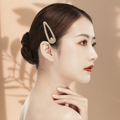 femme chinoise porte barrette pour les cheveux métal or