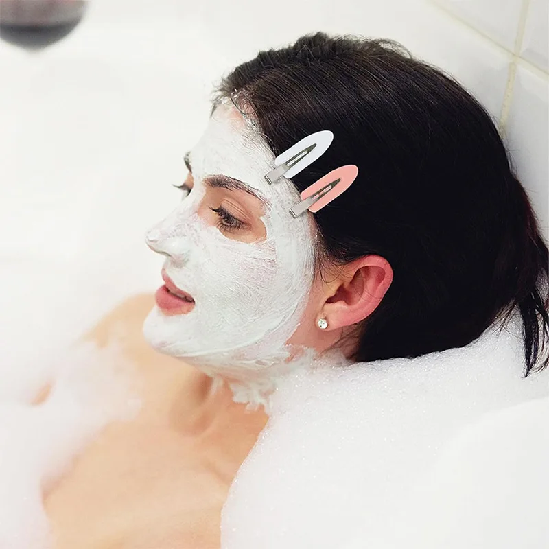 femme dans son bain porte barrette cheveux femme
