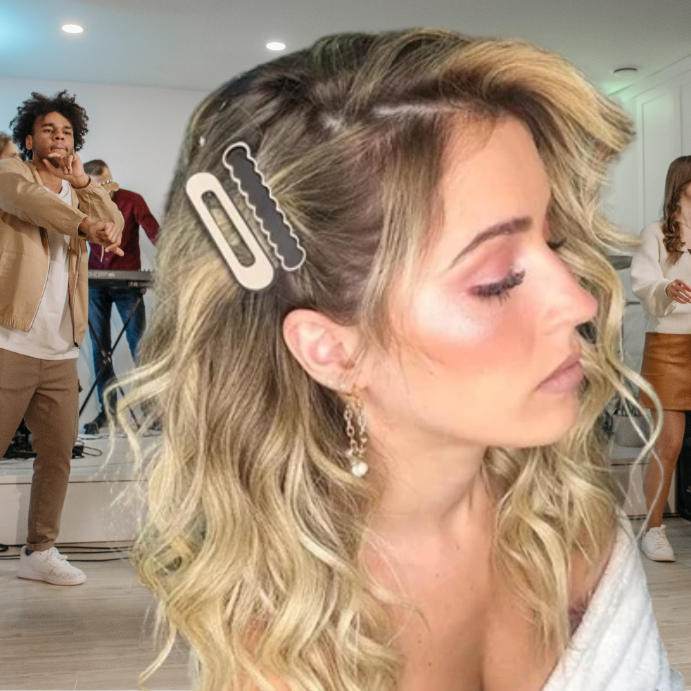 femme danse avec amies barrette dans ses cheveux