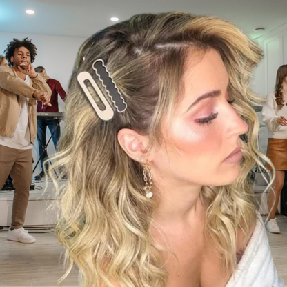 femme danse avec amies barrette dans ses cheveux