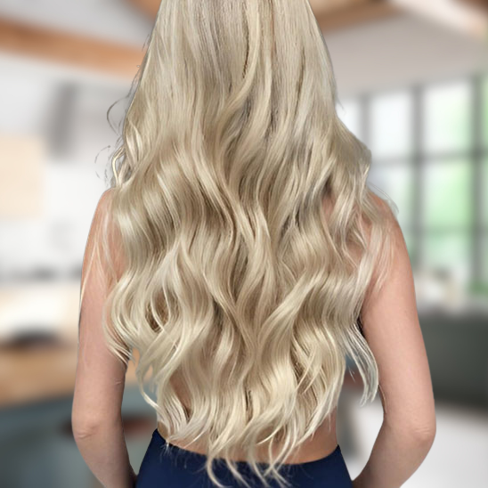 femme de dos porte perruque blonde ombrée