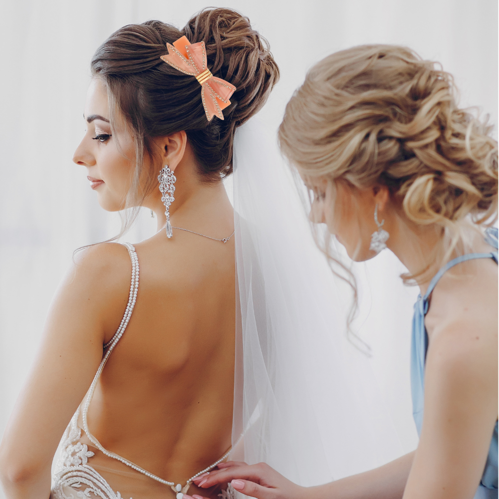 femme en robe mariées porte barrettes rose