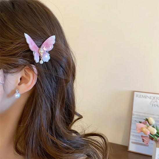 femme face côté porte barrette pour les cheveux papillon rose