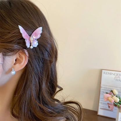 femme face côté porte barrette pour les cheveux papillon rose
