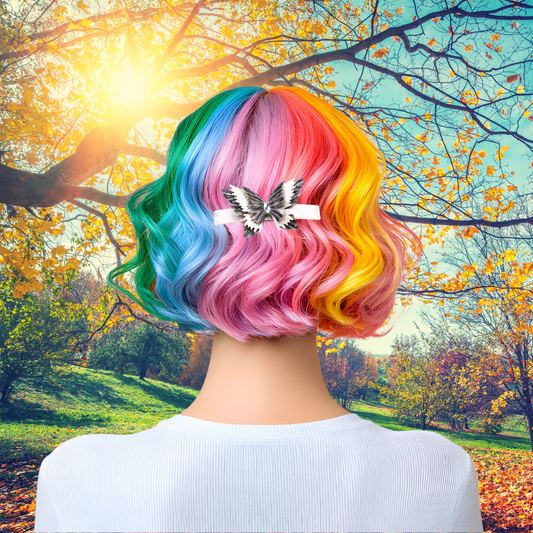 femme marche dans pré en automne avec barrette cheveux