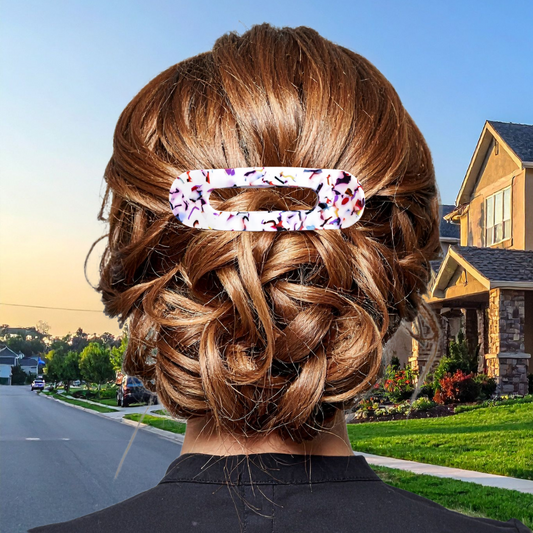 femme marche devant sa maison avec barrette cheveux femme