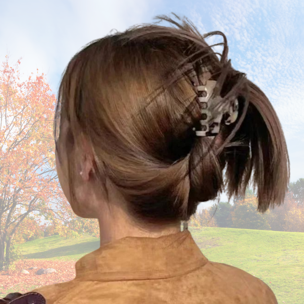 femme marche en automne avec pince a cheveux au parc