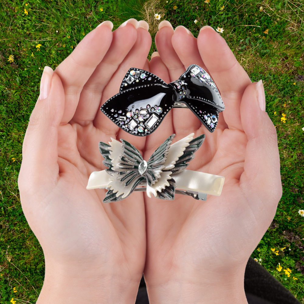 femme montre barrette cheveux dans ses mains