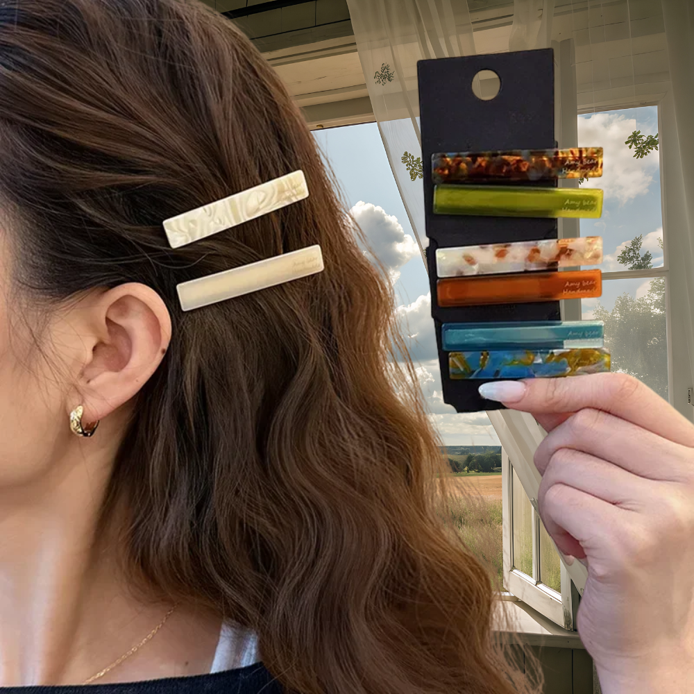 femme montre barrette cheveux femme chez elle