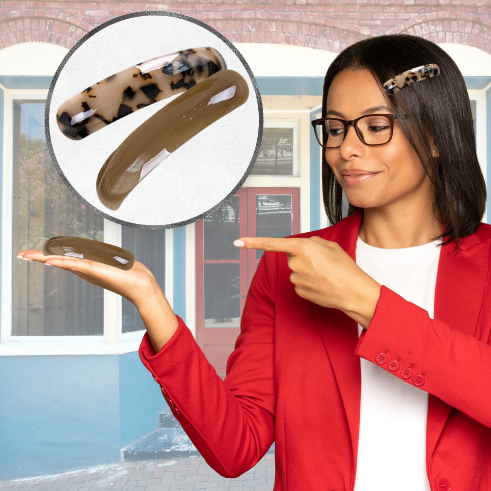 femme montre du doigt sa barrette cheveux