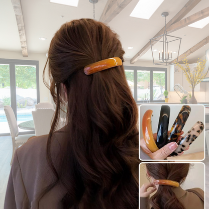 femme montre sa barrette cheveux chez elle