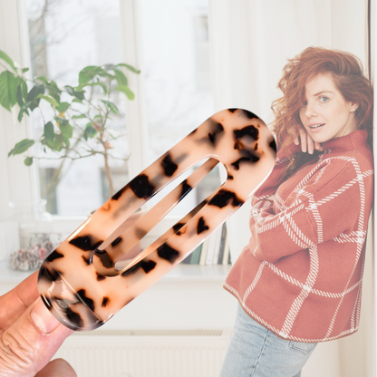 femme montre sa barrette cheveux femme son amie