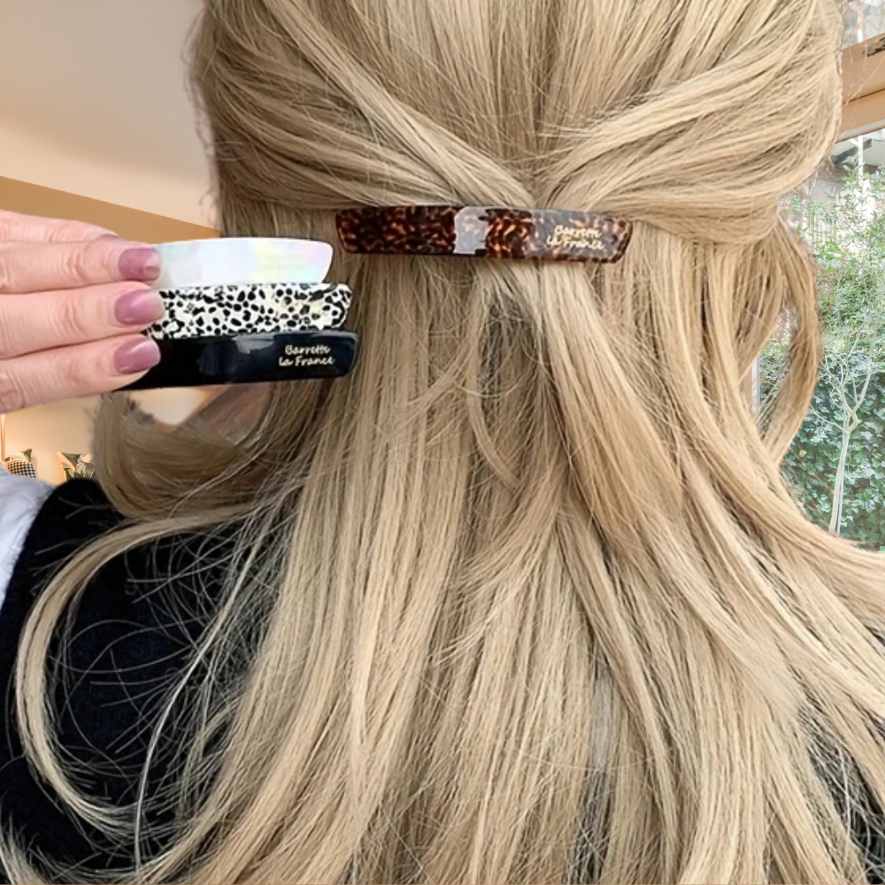 femme montre sa barrette cheveux qu'elle porte