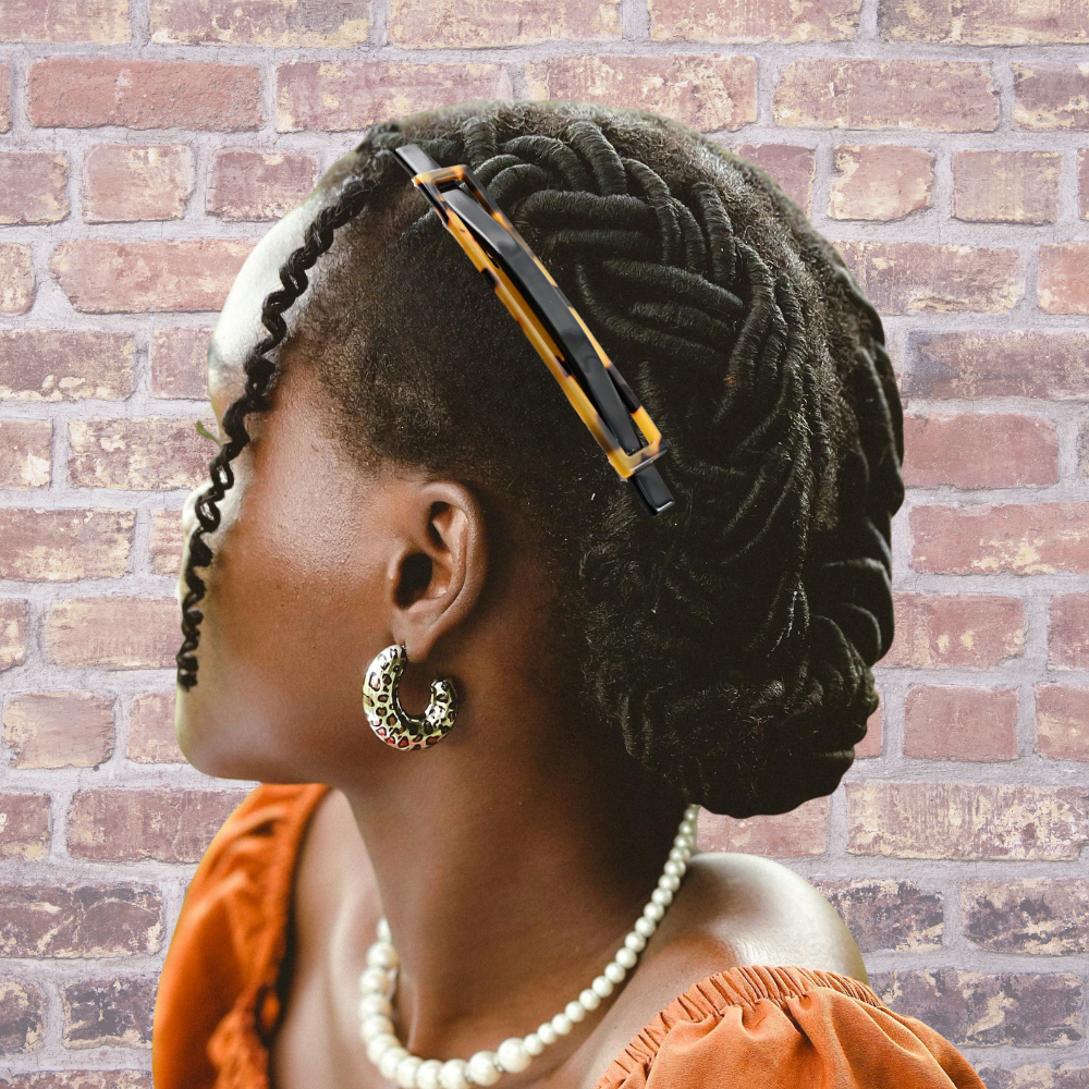 femme noir porte barrette pour les cheveux noir