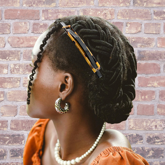 femme noir porte barrette pour les cheveux noir