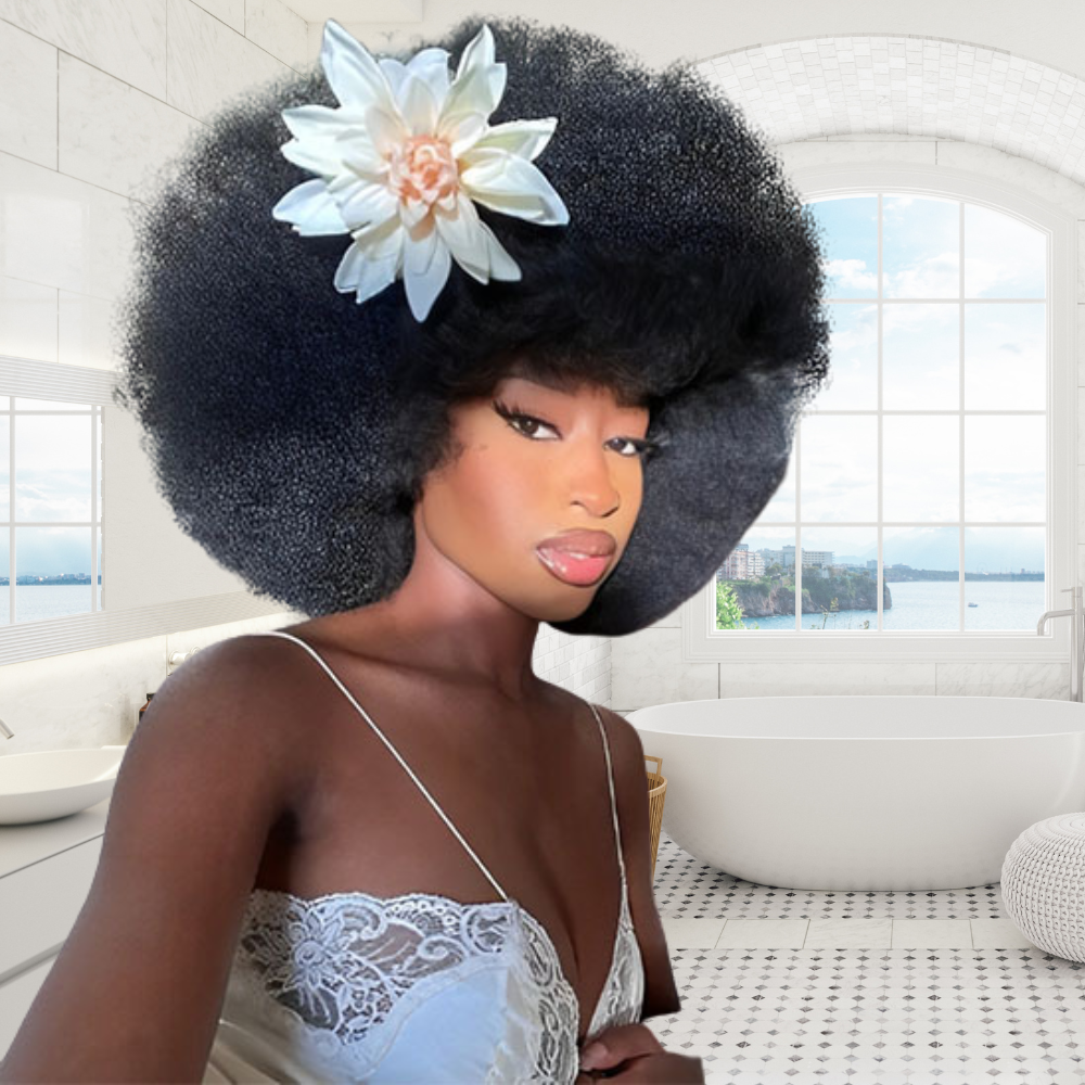 femme noire porte fleur blanche sur perruque afro noire