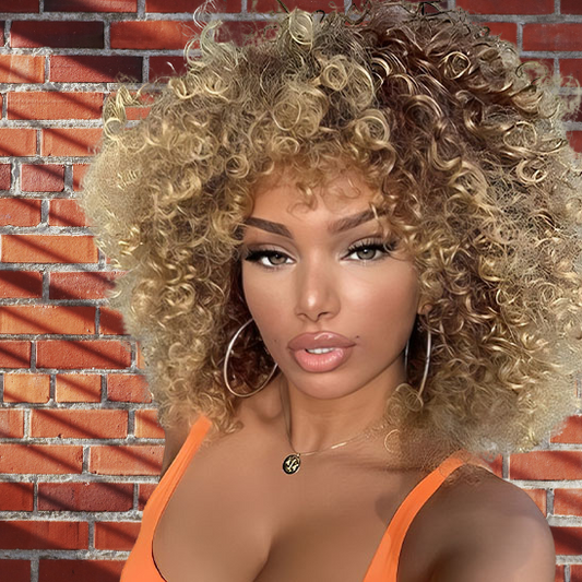 femme noire porte perruque afro blonde bouclée