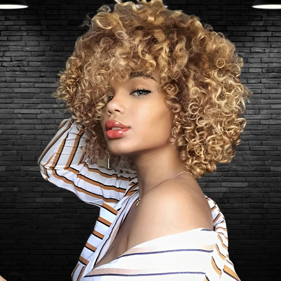 femme noire porte perruque afro bouclée blonde en photo