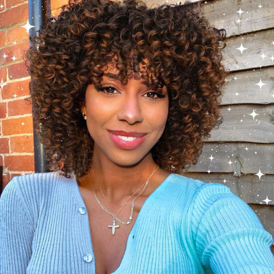 femme noire porte perruque afro bouclée ombrée brune