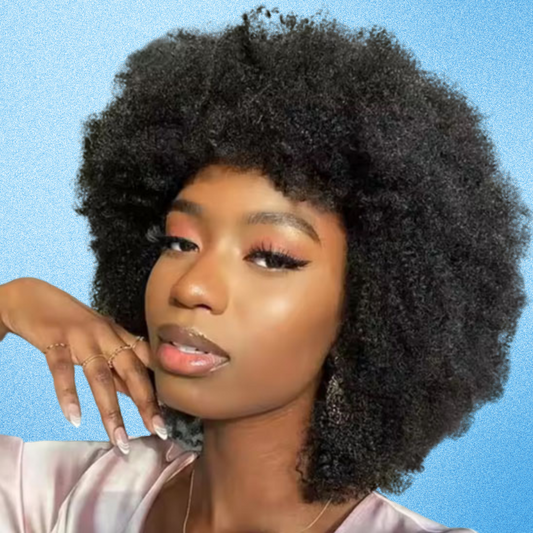 femme noire porte perruque afro couleur noire naturelle