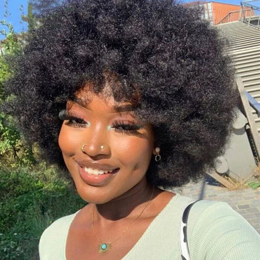femme noire porte perruque afro couleur noire