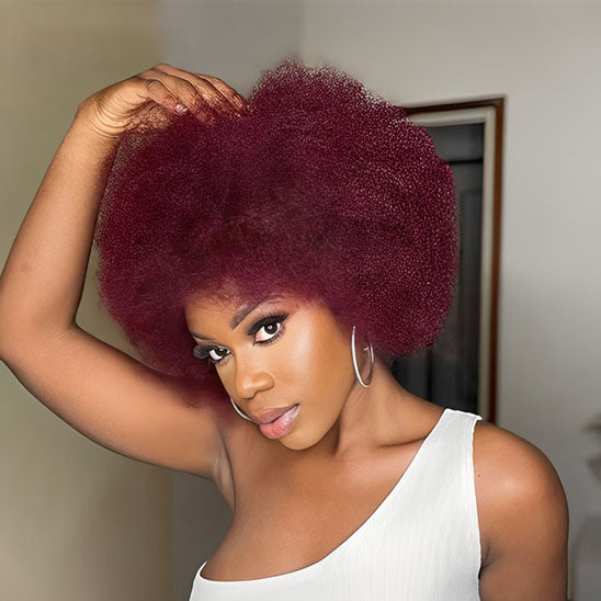 femme noire porte perruque afro couleur pourpre chez elle