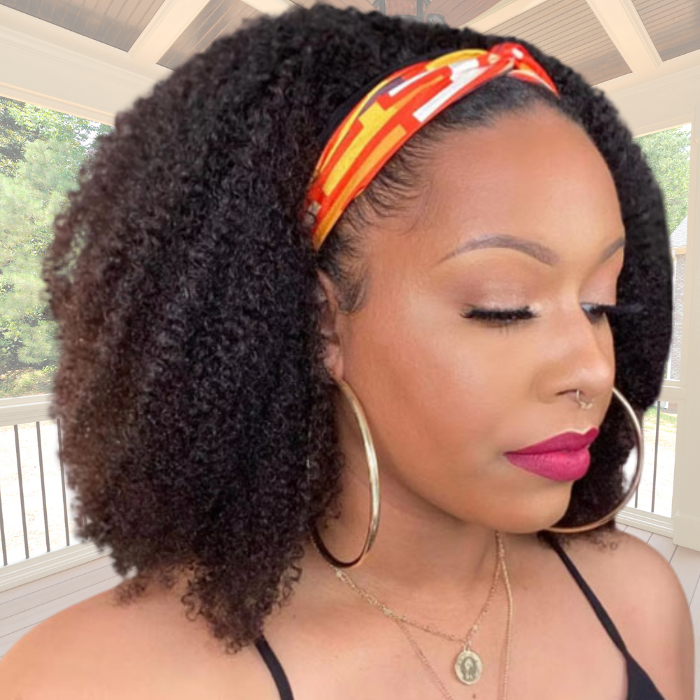 femme noire porte perruque afro naturelle avec bandeau