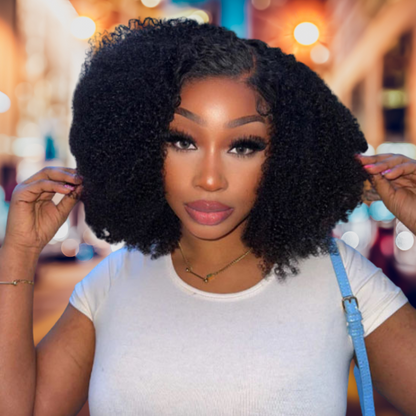 femme noire porte perruque afro naturelle en ville nuit
