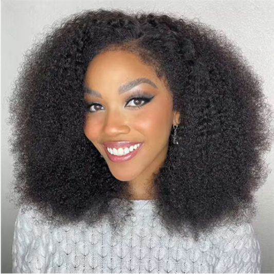 femme noire souriante porte perruque afro naturelle