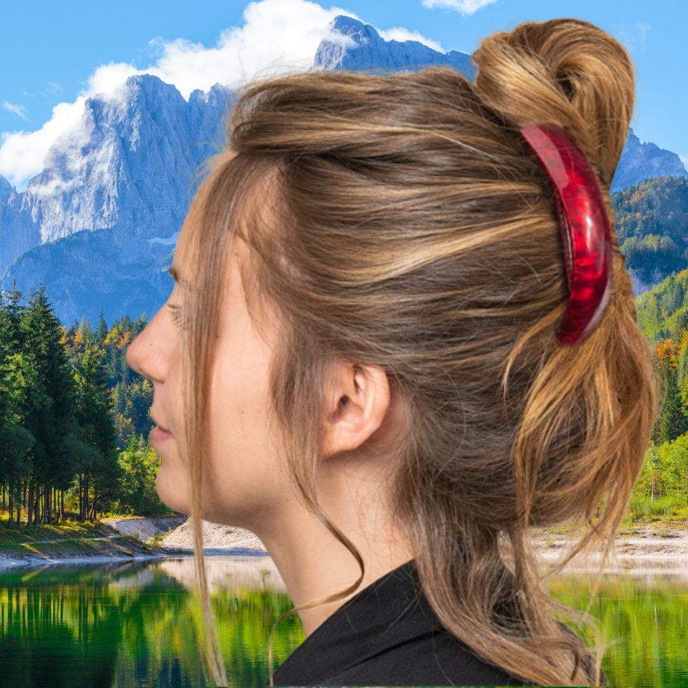 femme part faire randonnée en montagne barrette dans ses cheveux