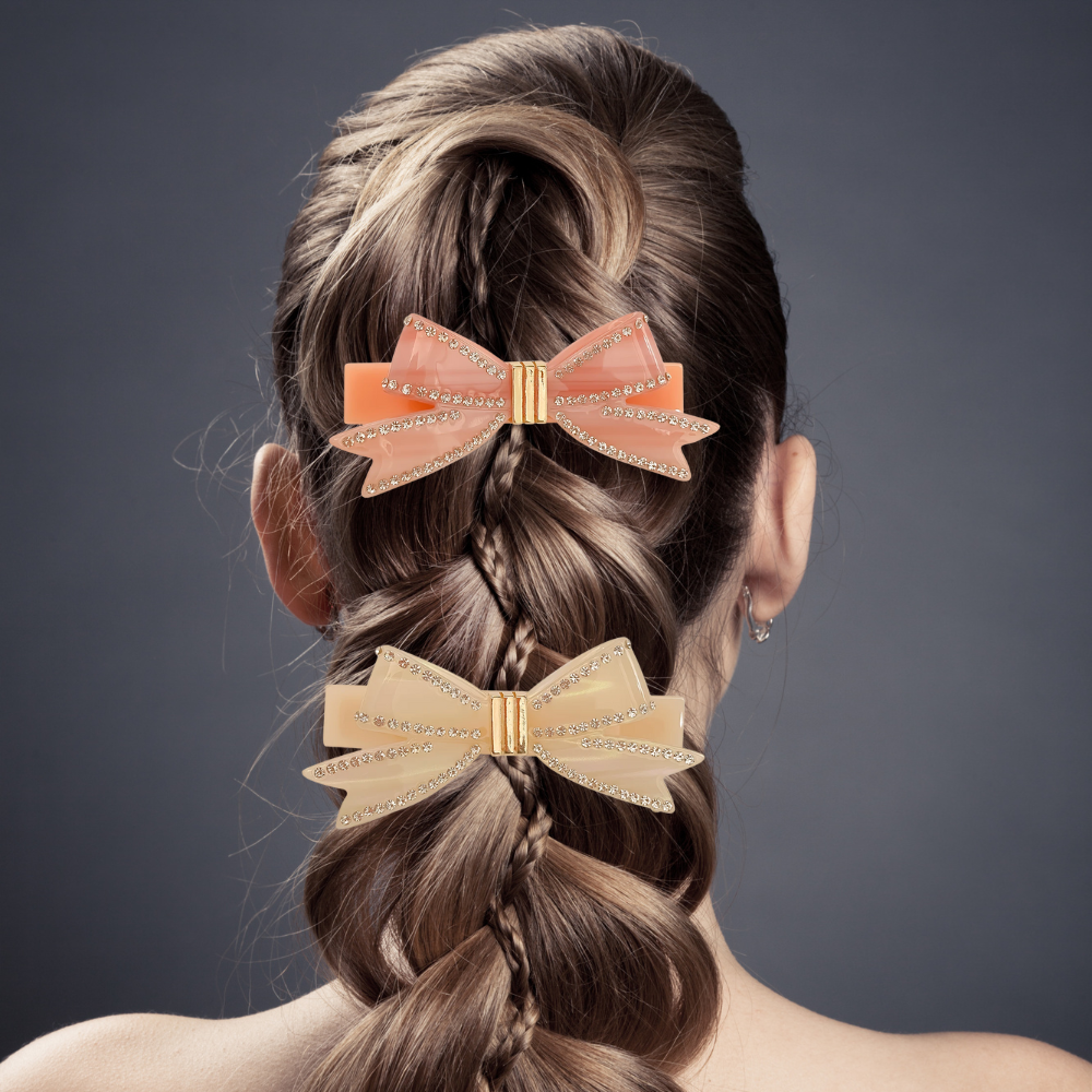 femme porte 2 barrettes rose et beige