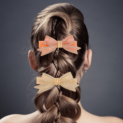 femme porte 2 barrettes rose et beige