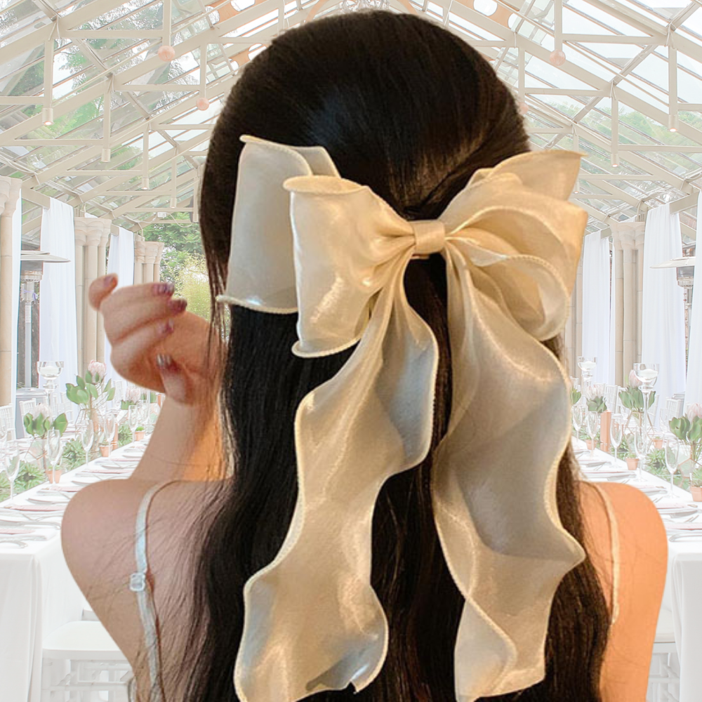 femme porte barrette cheveux champagne a une réception