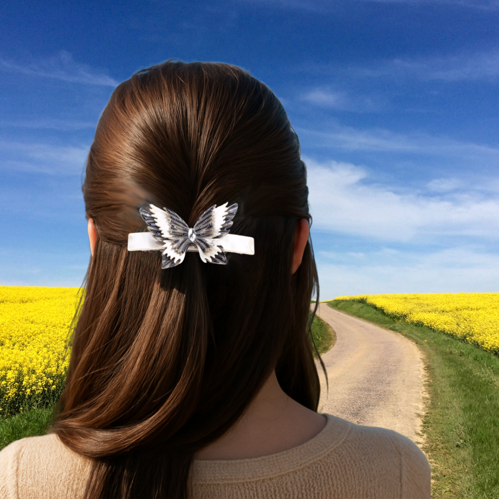 femme porte barrette cheveux en marchant