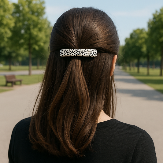 femme porte barrette cheveux pour marcher dans parc
