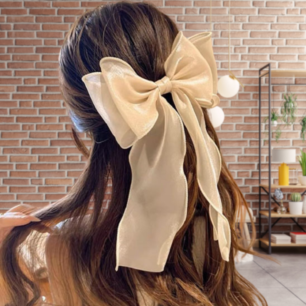 femme porte barrette cheveux tissu satin champagne