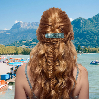 femme porte barrette dans ces cheveux regarde la mer