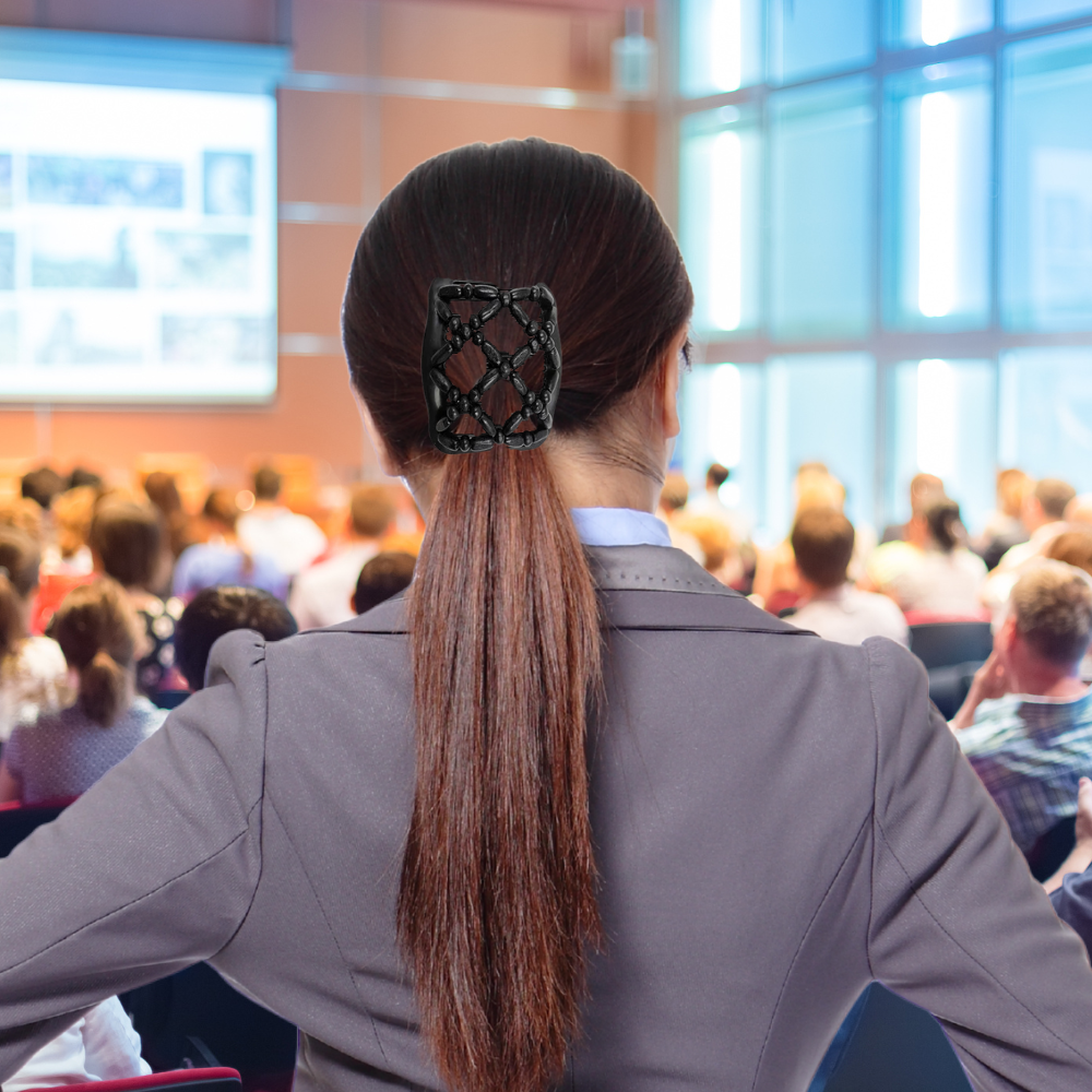 femme porte barrette dans cheveux en réunion pour son travail