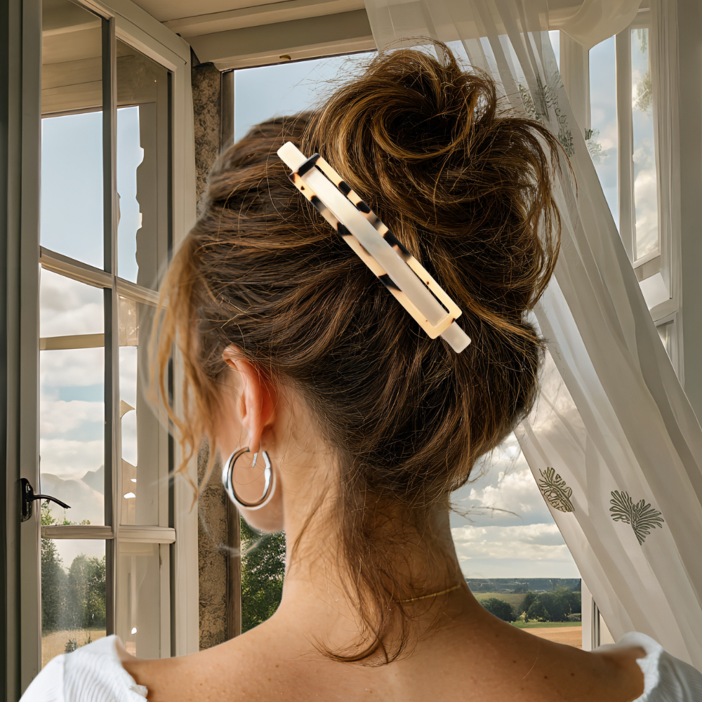 femme porte barrette pour les cheveux blanche