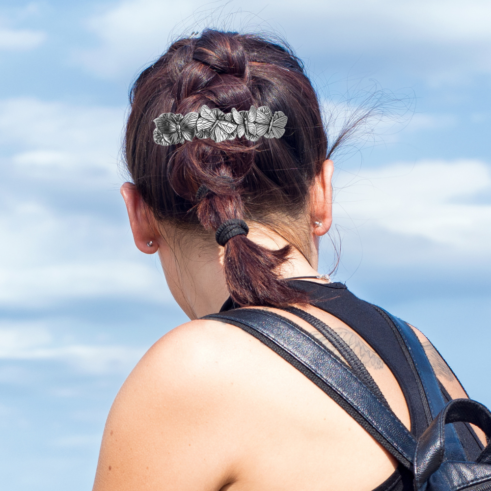 femme porte barrette pour les cheveux papillon argente
