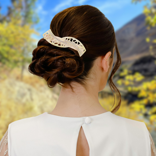 femme porte barrettes beige regarde paysage