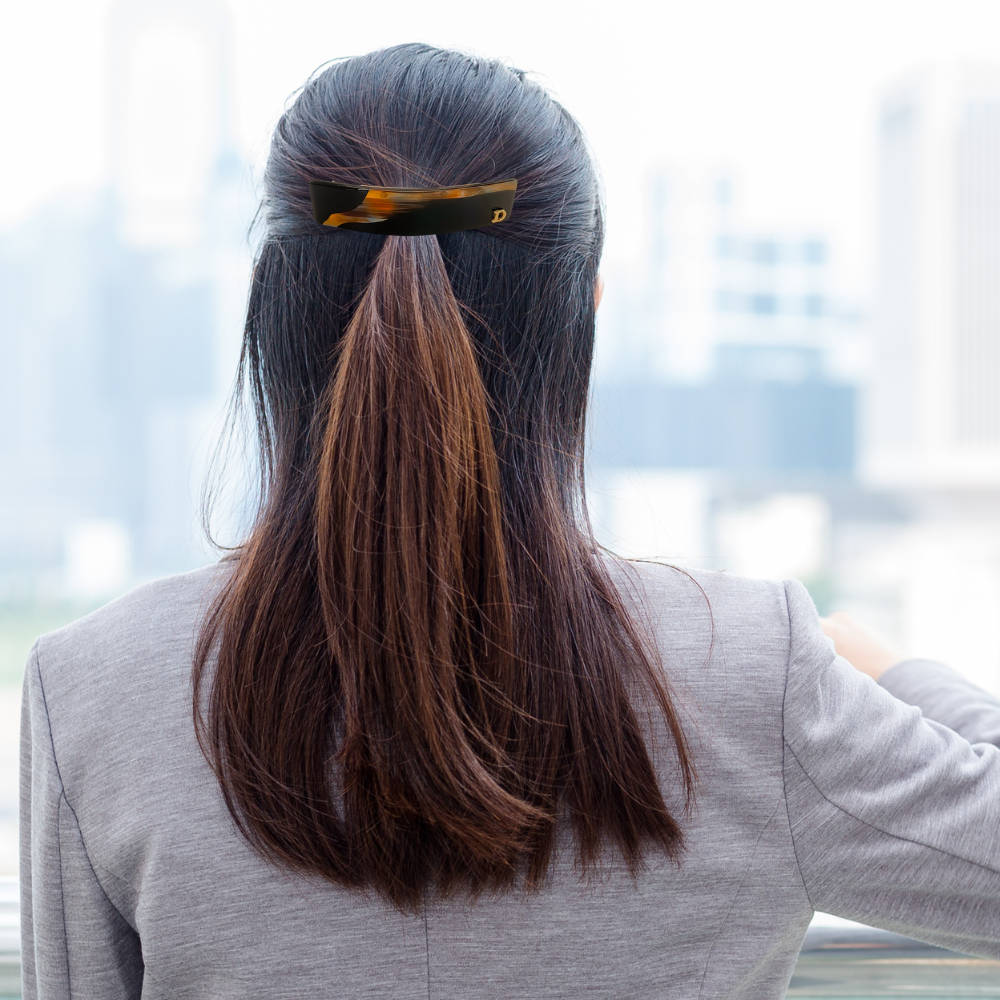 femme porte barrettes brun rouge regarde la ville