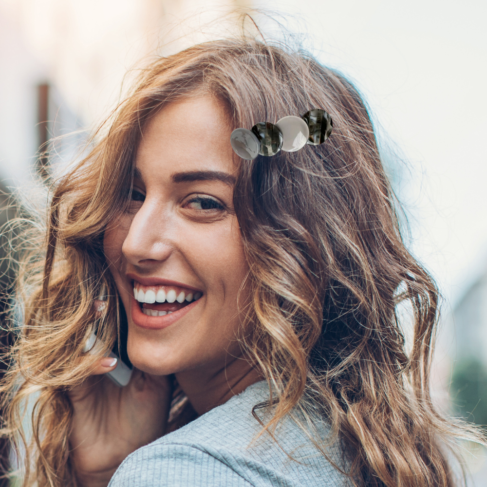 femme porte barrettes gris dans ses cheveux