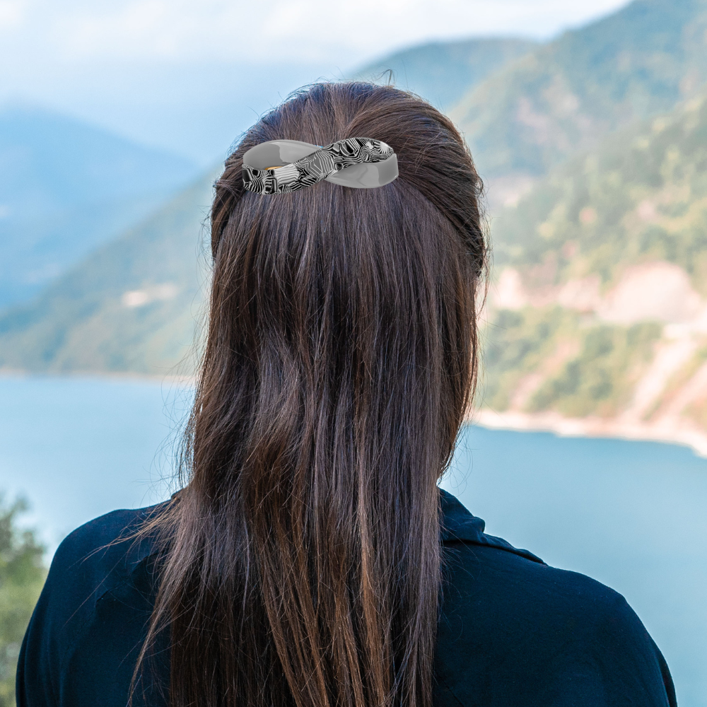 femme porte barrettes noir en montagne