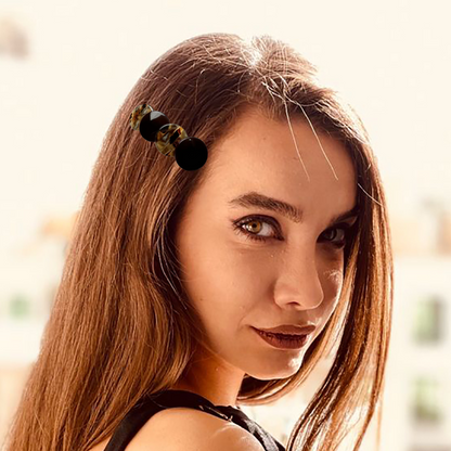femme porte dans ses cheveux barrettes café