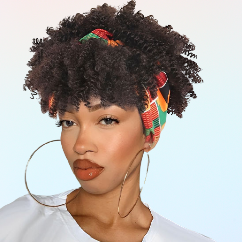 femme porte perruque afro avec bandeau multicolore