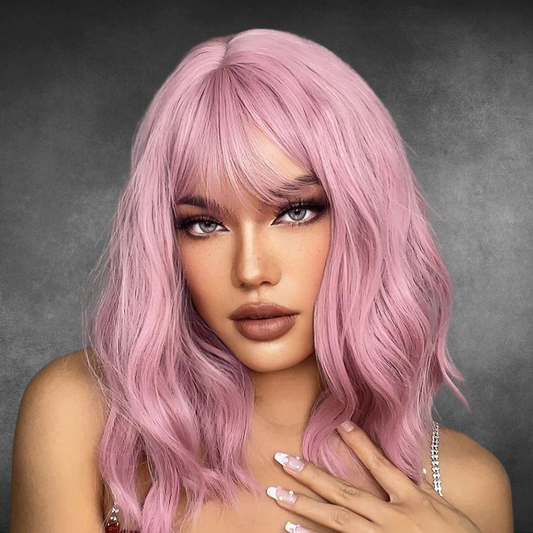 femme porte perruque rose en studio photo